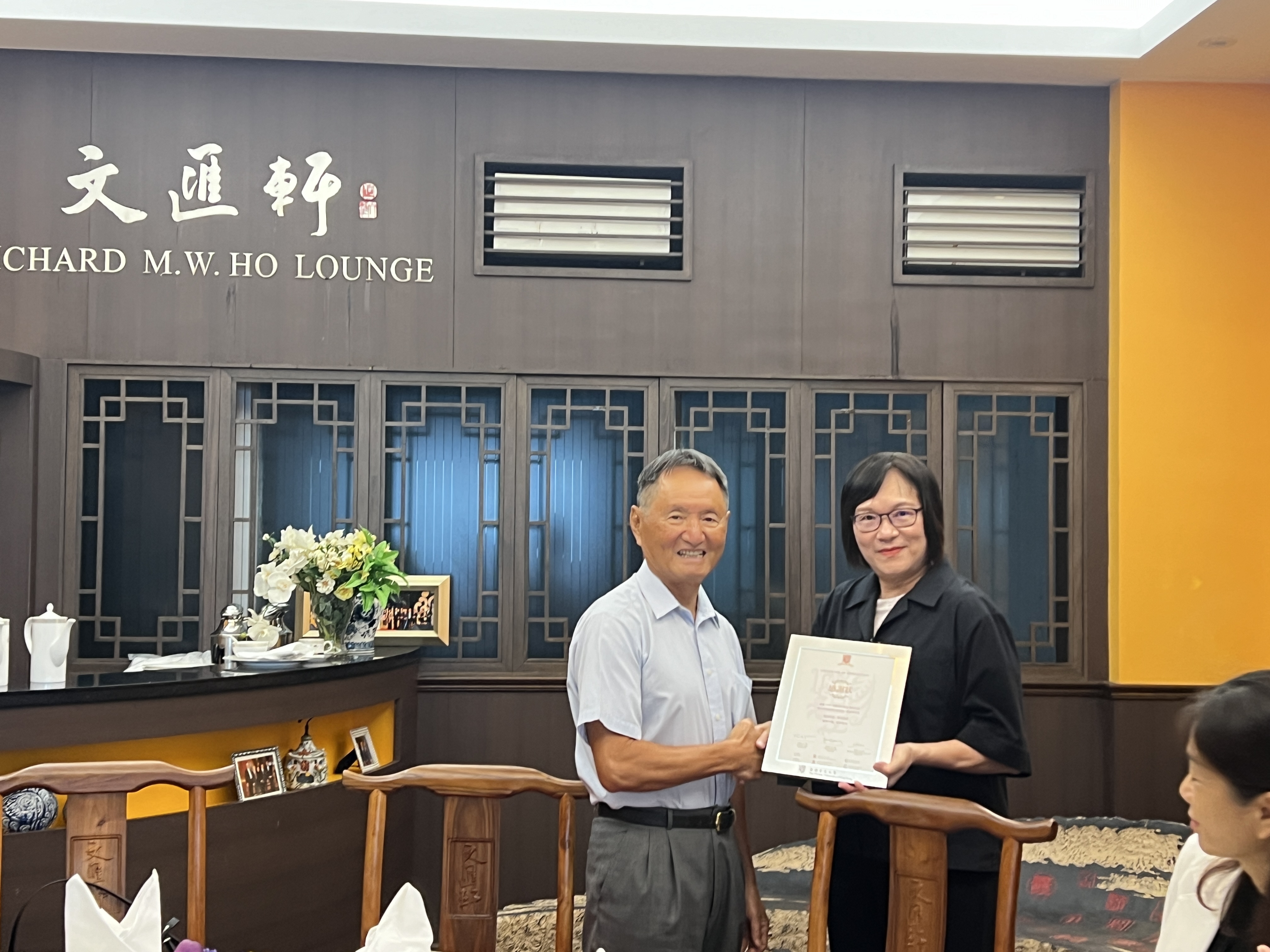 2 頒發(fā)感謝狀.jpg