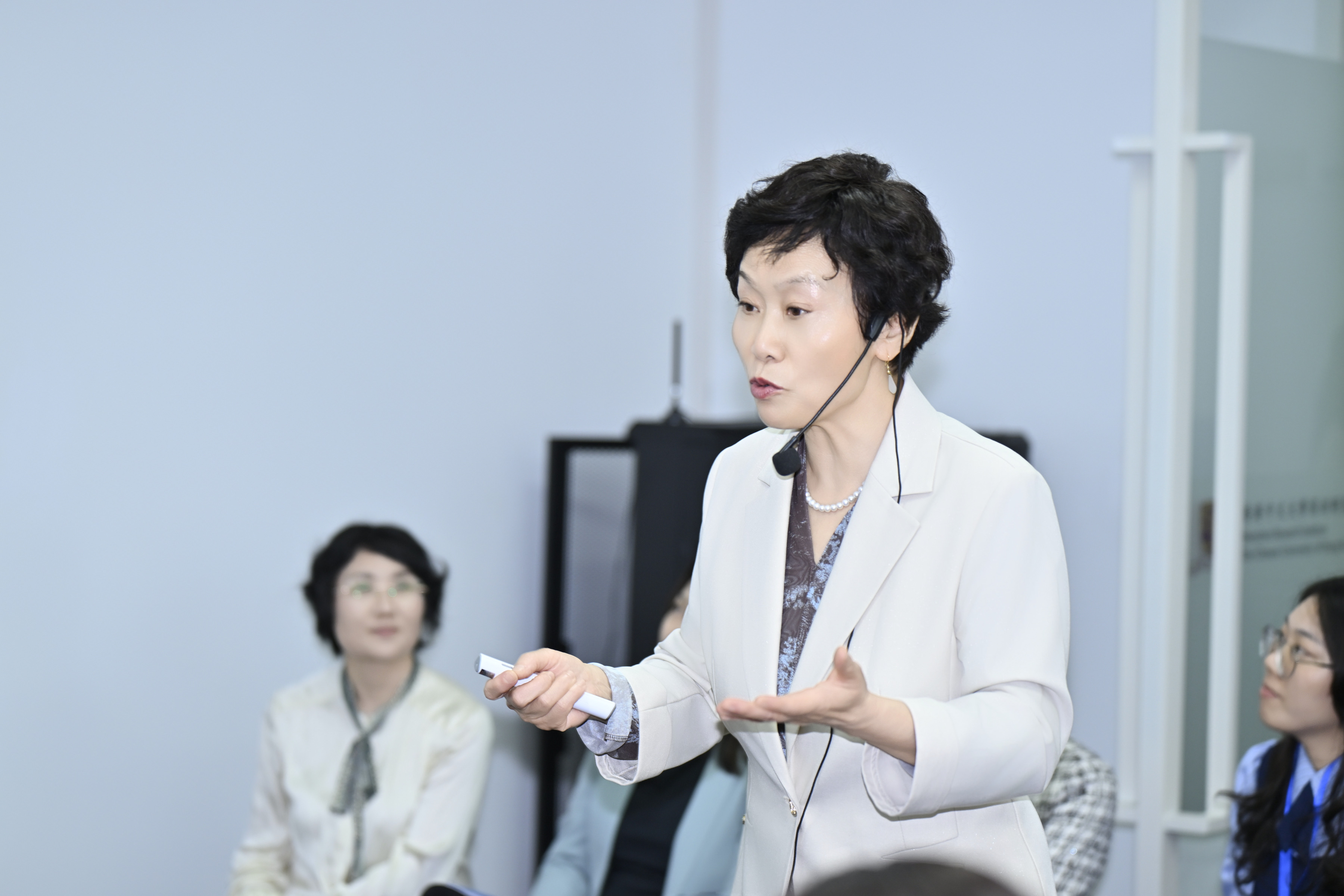 圓桌論壇5. 美國芝加哥兒童發(fā)展研究院的陳杰琦教授.JPG